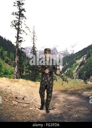 Indische Armee Soldat Ak 47 Maschinengewehr in der hand Berg im Hintergrund Herr Stockfoto