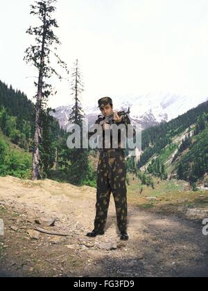Indische Armee Soldat Ak 47 Maschinengewehr in der hand Berg im Hintergrund Herr Stockfoto
