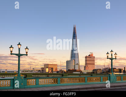 Shard London betrachtet von einer der Brücken über den Fluss Themse. Stockfoto