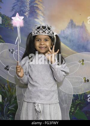 Ein Mädchen, das als Fee verkleidet ist und auf der Bühne in der Kinderschule einen schicken Kostümwettbewerb veranstaltet Stockfoto