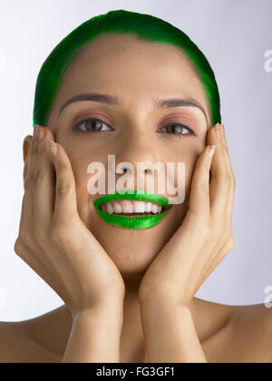 Mädchen bemalt, Haare und Lippen zeigen grüne Umwelt Herr Stockfoto