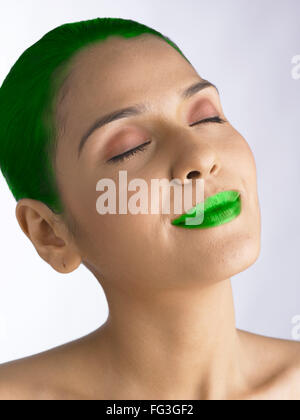 Mädchen bemalt, Haare und Lippen zeigen grüne Umwelt Herr Stockfoto