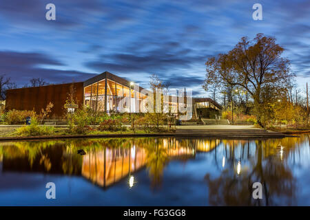 Qualico Familie Mitte spiegelt sich in den Ententeich Riley, Assiniboine Park, Winnipeg, Manitoba, Kanada. Stockfoto