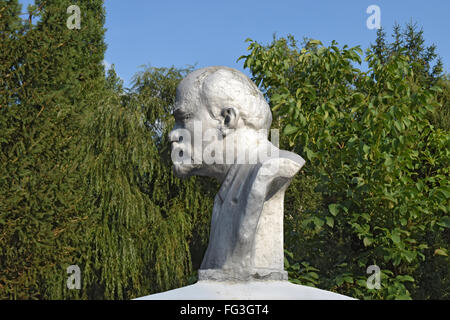 Alten Lenin-Denkmal. Eine konkrete Büste von Lenin in der Nähe von Erholungszentrum in der ländlichen Siedlung. Stockfoto