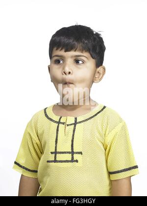 Südasiatische Indianerjunge machen lustige Gesicht im Kindergarten Herr Stockfoto