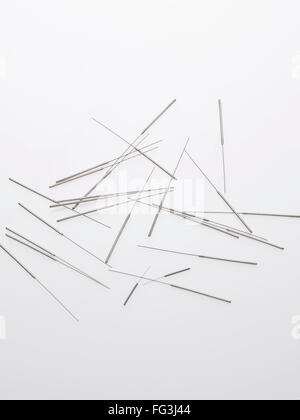 Akupunktur Nadeln alternative Therapie auf weißem Hintergrund Stockfoto