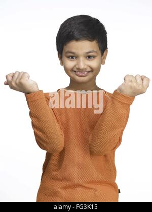 Südasiatische Indianerjunge machen lustige Gesicht im Kindergarten Herr Stockfoto