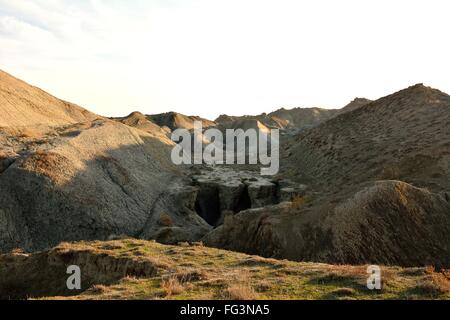 Kanals erodiert im Schlamm in Hügeln in Aserbaidschan. Lökbatan ist eine kleine Stadt 15km südwestlich von Baku, mit einem Schlammvulkan Stockfoto