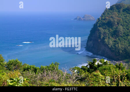 Blick auf den Pazifischen Ozean und einem schwarzen Sandstrand im Pololu Valley an der Ostküste der Kohala Berg auf der Big Island von Stockfoto