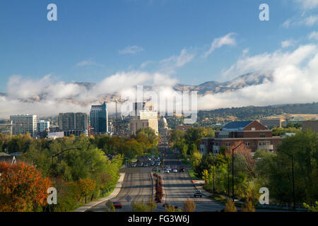 Blick auf Kapital Boulevard und das Idaho State Capitol Gebäude an einem nebligen Morgen in der Innenstadt von Boise, Idaho, USA. Stockfoto