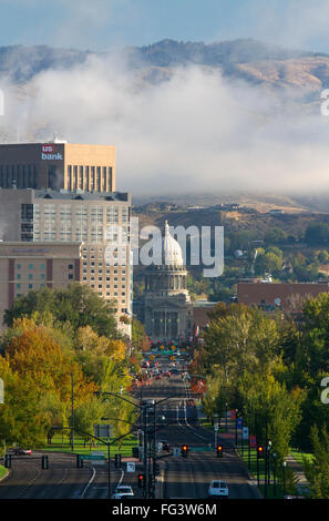 Blick auf Kapital Boulevard und das Idaho State Capitol Gebäude an einem nebligen Morgen in der Innenstadt von Boise, Idaho, USA. Stockfoto