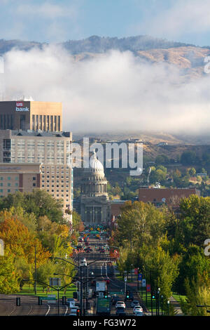 Blick auf Kapital Boulevard und das Idaho State Capitol Gebäude an einem nebligen Morgen in der Innenstadt von Boise, Idaho, USA. Stockfoto