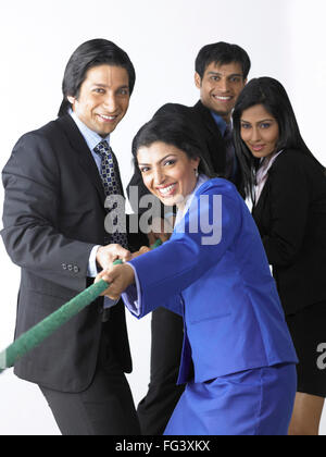 Südasiatische indische executive Männer und Frauen spielen Tauziehen Herr Stockfoto
