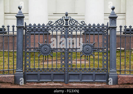 Schmiedeeisen ornamental Gates der Dreifaltigkeit Kathedrale in St. Petersburg, Russland Stockfoto