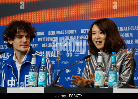 Berlin, Deutschland. 17. Februar 2016. Regisseur Jordan Schiele (L) und Schauspielerin Huang Lu besuchen eine Pressekonferenz für die Förderung des Films "San Fu Tian (Hundstage)" bei der 66. Internationalen Filmfestspiele Berlinale in Berlin, Deutschland, am 17. Februar 2016. © He Mengshu/Xinhua/Alamy Live-Nachrichten Stockfoto