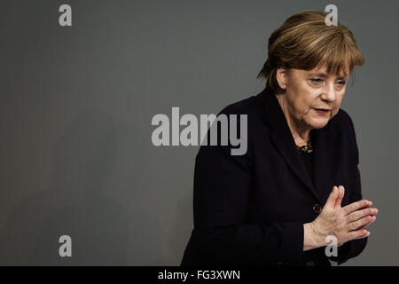 Berlin, Deutschland. 17. Februar 2016. Bundeskanzlerin Angela Merkel spricht während einer Sitzung im Bundestag, das Unterhaus des Parlaments, in Berlin, Deutschland, 17. Februar 2016. Merkel sagte am Mittwoch, dass Europa "einen historischen Test" steht für die Flüchtlingskrise anzugehen und geschworen, kämpfen für ein gemeinsames Vorgehen bei der bevorstehenden EU-Gipfel, Flüchtlingsströme nach Europa zu begrenzen. Bildnachweis: Zhang Fan/Xinhua/Alamy Live-Nachrichten Stockfoto