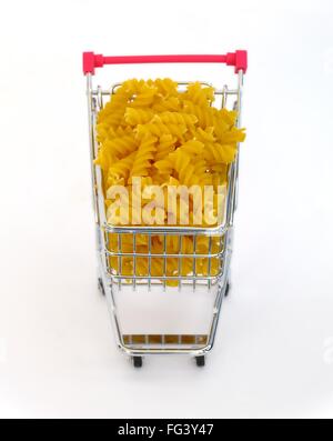 Ein Mini-Supermarkt Einkaufswagen voller Nudeln Stockfoto