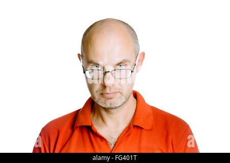 Unrasiert Mann in einem roten T-shirt. Studio. isoliert Stockfoto