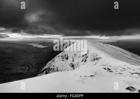 Ein Blick zurück in Richtung Ambleside und Windermere hoch oben auf dem Höhenweg von der Fairfield Hufeisen, Lake District, Großbritannien Stockfoto