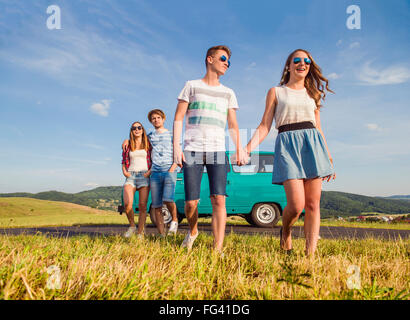 Junge Teenager verliebte außerhalb gegen blauen Himmel Stockfoto