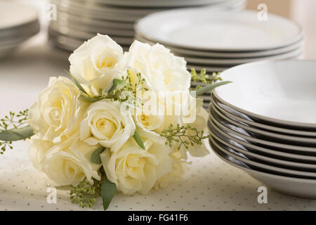 Studioaufnahme von Strauß Rosen auf Tisch Stockfoto