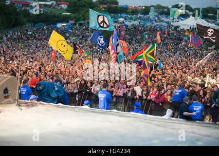 Die Fratellis auf der Pyramide Bühne auf dem Glastonbury Festival 2008, Somerset, England, Vereinigtes Königreich. Stockfoto