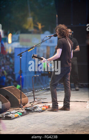 Die Fratellis auf der Pyramide Bühne auf dem Glastonbury Festival 2008, Somerset, England, Vereinigtes Königreich. Stockfoto