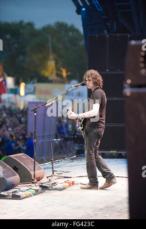 Die Fratellis auf der Pyramide Bühne auf dem Glastonbury Festival 2008, Somerset, England, Vereinigtes Königreich. Stockfoto