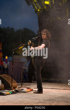 Die Fratellis auf der Pyramide Bühne auf dem Glastonbury Festival 2008, Somerset, England, Vereinigtes Königreich. Stockfoto