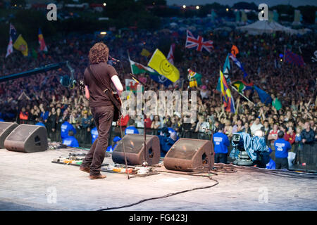 Die Fratellis auf der Pyramide Bühne auf dem Glastonbury Festival 2008, Somerset, England, Vereinigtes Königreich. Stockfoto