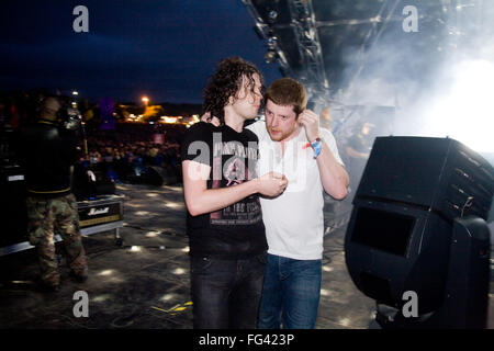 Die Fratellis auf der Pyramide Bühne auf dem Glastonbury Festival 2008, Somerset, England, Vereinigtes Königreich. Stockfoto