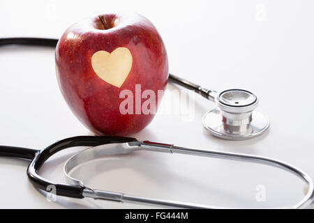 Studioaufnahme von Stethoskop und Apfel Stockfoto