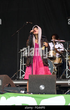 Lily Allen auf der Pyramide Bühne auf dem Glastonbury Festival 2007. Somerset, England, Vereinigtes Königreich. Stockfoto