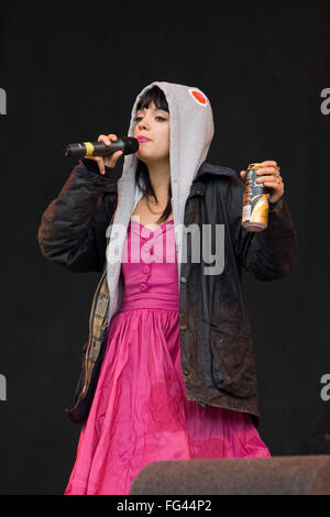 Lily Allen auf der Pyramide Bühne auf dem Glastonbury Festival 2007. Somerset, England, Vereinigtes Königreich. Stockfoto