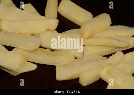 Gefrorene Steak Frites auf Backblech Stockfoto