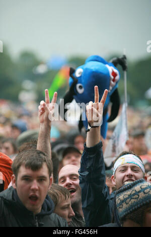 Publikum oder Masse für Amy Winehouse auf der Pyramide Bühne, Glastonbury Festival 2007, Somerset, England, Vereinigtes Königreich. Stockfoto