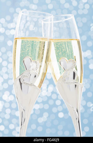 Studioaufnahme von zwei dekorierte Champagnerflöten Stockfoto
