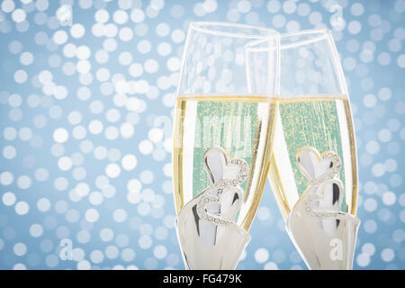 Studioaufnahme von zwei dekorierte Champagnerflöten Stockfoto