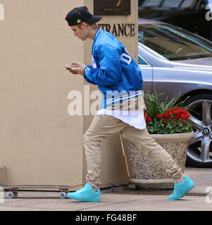 Justin Bieber Reitet Auf Seinem Skateboard Wahrend Sms Auf Sein Handy Durch Die Strassen Von Beverly Hills Mit Justin Bieber Where Beverly Hills Kalifornien Usa Bei 10 Januar 2016 Stockfotografie Alamy