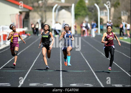Alle vier der oberen Ebbas in 100-Meter dash sind in der Luft, als sie die Ziellinie nähern. USA. Stockfoto