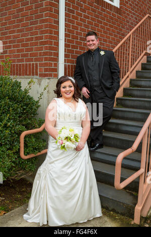 Braut und Bräutigam posieren für ein Porträt am Tag ihrer Hochzeit im Freien in Oregon. Stockfoto