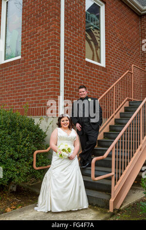 Braut und Bräutigam posieren für ein Porträt am Tag ihrer Hochzeit im Freien in Oregon. Stockfoto