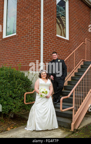 Braut und Bräutigam posieren für ein Porträt am Tag ihrer Hochzeit im Freien in Oregon. Stockfoto