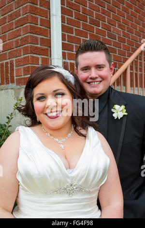 Braut und Bräutigam posieren für ein Porträt am Tag ihrer Hochzeit im Freien in Oregon. Stockfoto