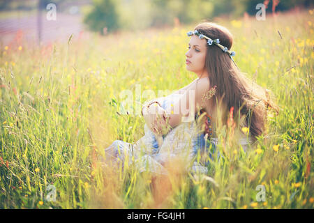 Junge Frau genießen Frühlingswetter in Blumenwiese. Hippie und Zigeuner Kleid Stockfoto