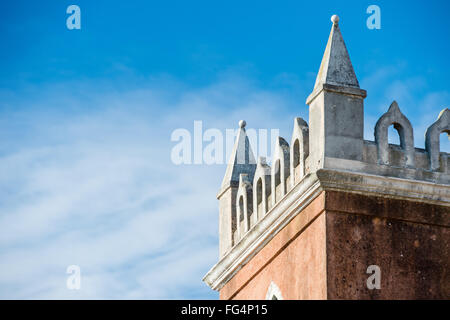 Verschiedene Türme und Kirchtürme in der Stadt Venedig mit blauem Himmel und ein paar Wolken am Himmel Stockfoto