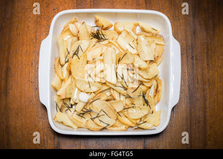 In Scheiben geschnittenen Kartoffeln im Ofen gegart Stockfoto