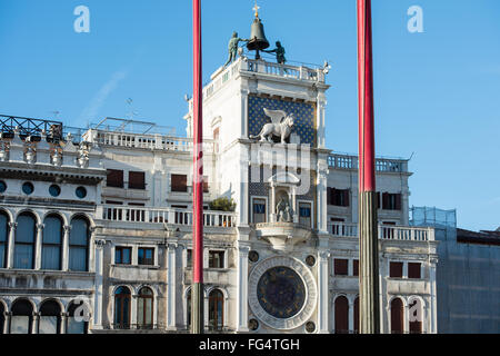 Das Ziffernblatt ist gold und blau emailliert; Stunde, Tag, Mondphasen und Sternzeichen markiert. Stockfoto