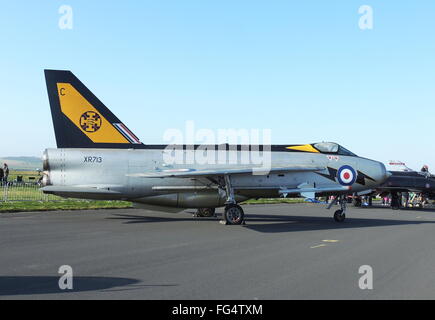 XR713, ein English Electric Lightning F3 in den Farben der 111. Squadron, Royal Air Force auf dem Display an RAF Leuchars im Jahr 2012. Stockfoto