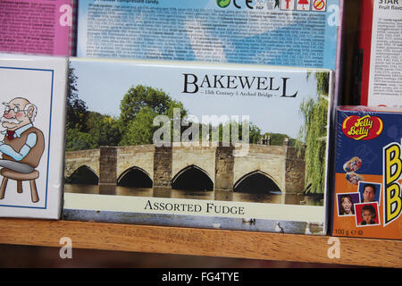 Bakewell Fudge auf dem Display in einem Süßwarenladen Fenster Stockfoto